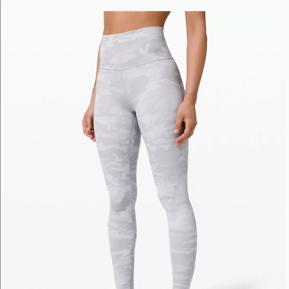 💋💋💋HUGE ISO OF BOTH OF THESE LEGGINGS💋💋💋